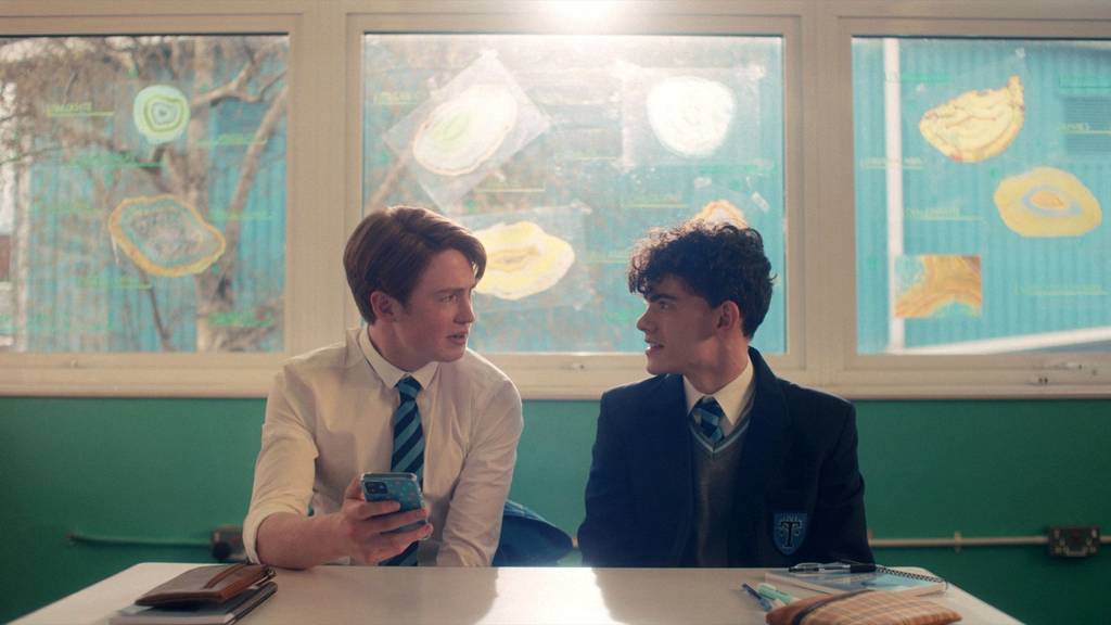 JOE LOCKE and KIT CONNOR in HEARTSTOPPER, 2022, directed by EUROS LYN. Copyright SEE-SAW FILMS.