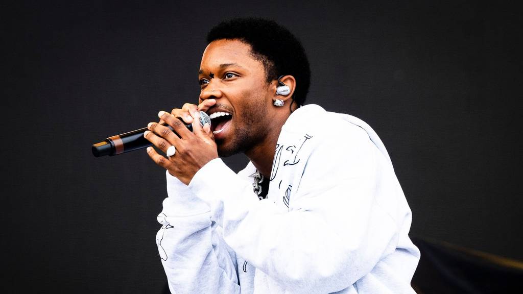 d4vd Announces Deluxe Album, 'L.O.V.E.U' With Hannah Bahng Out Now