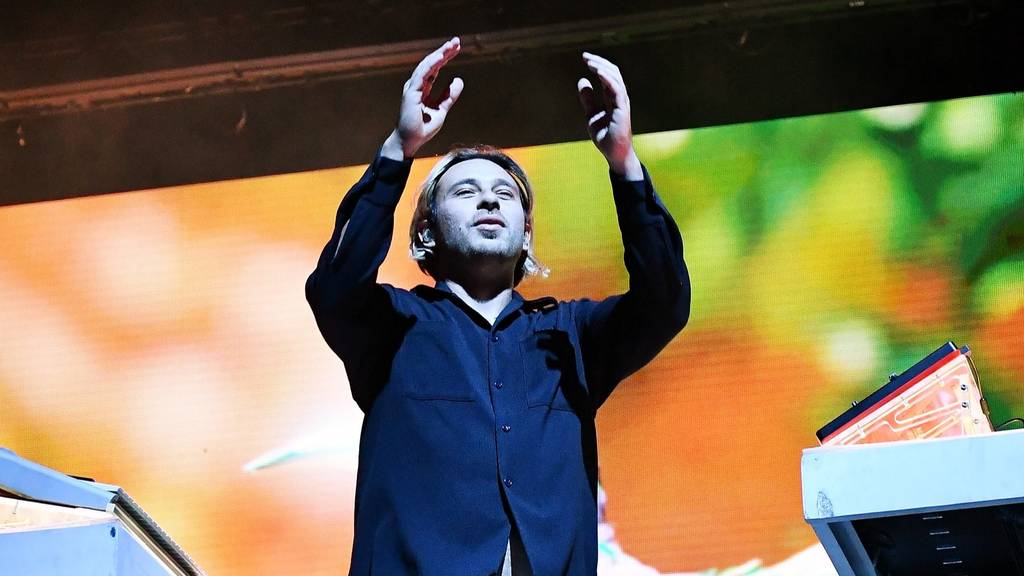 Flume Teams Up With Emma Louise For 'Shine, Glow, Glisten'